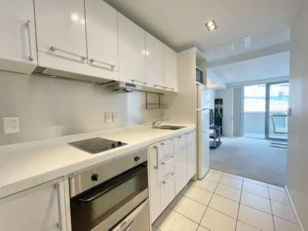 Cozy one bedroom Hobson St apartment with one carpark - Photo 5