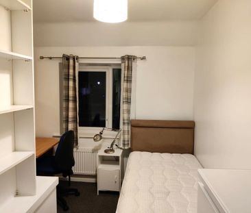 4 bedroom semi-detached house to rent - Photo 3