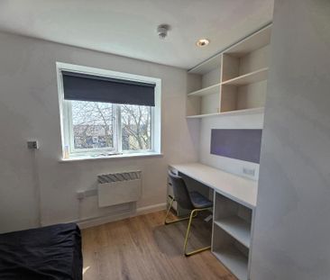 1 bedroom in a flat share to rent - Photo 2