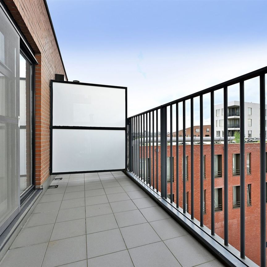 Ruim dakappartement met terras en parking op de Grote Markt - Photo 1