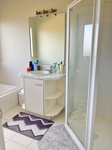 Boarder for a 5BR Karori Haven w/ Courtyard - Photo 4