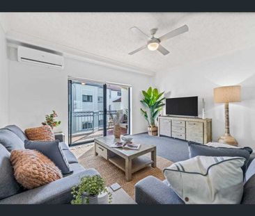 BEACHSIDE FURNISHED TOWNHOUSE APARTMENT - Photo 3