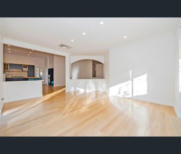 Large Family home opposite Park - Photo 1