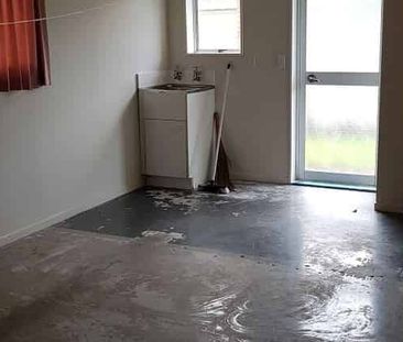 Spacious 2 bdrm house with a single secure garage - Photo 5