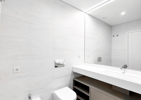 Apartamento T3 com Varanda, Box e Arrumos em Matosinhos Sul