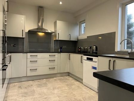 1 bedroom in a flat share to rent - Photo 5