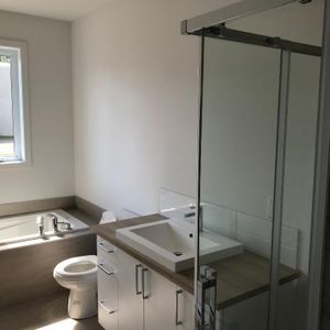 Vaste 4 1/2 de 1200 p2 à louer dans le Vieux Terrebonne - Photo 2