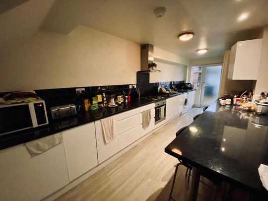 1 bedroom in a house share to rent - Photo 1