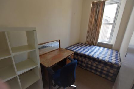 4 bedroom flat to rent - Photo 3