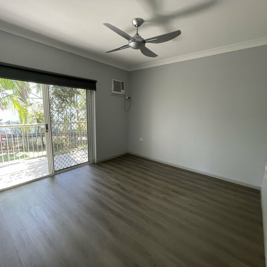 LARGE TOWNHOUSE !!! - Photo 1