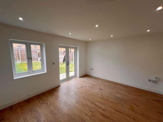 Park Walk, Northampton, NN5 - Photo 1