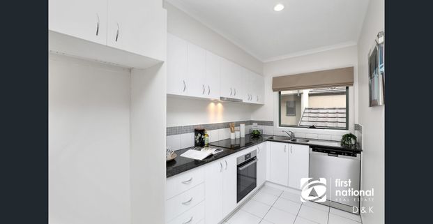 Stylish Three-Storey Townhouse in Prime Location! - Photo 1