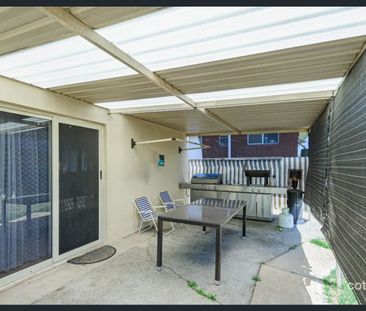 Comfortable Family Living Close to Shops & Transport - Photo 5