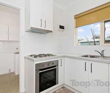 Charming Unit with Lock-Up Garage & Private Garden - Photo 1