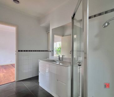 Spacious Three-Bedroom Townhouse with Lush Courtyard and Modern Com... - Photo 6