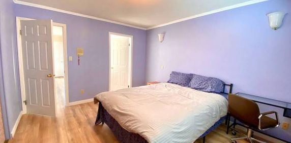 Master bedroom with ensuite and skylight - Photo 2