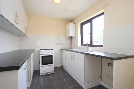 2 bed terraced house to rent in Brambles Farm Drive, Hillingdon, UB10 - Photo 3