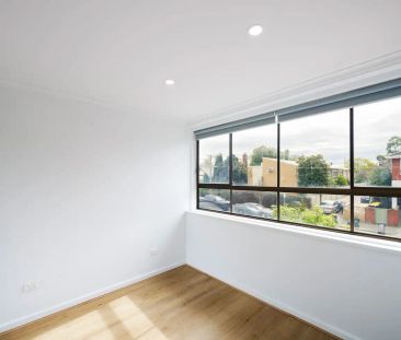 “1960s Scale, Contemporary Style” - Photo 3