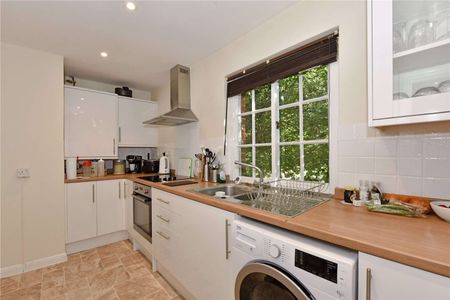First floor period apartment with spacious accommodation in beautiful village of Cookham - Photo 4