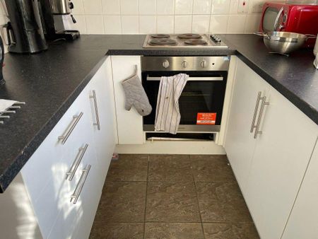 4 bedroom flat to rent - Photo 5