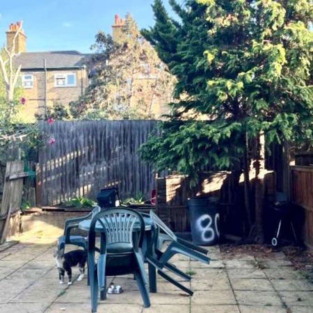 Chasefield Road Room 5 - Photo 3