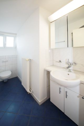 Renovierte 2.5-Zimmer-Dachwohnung - Photo 3