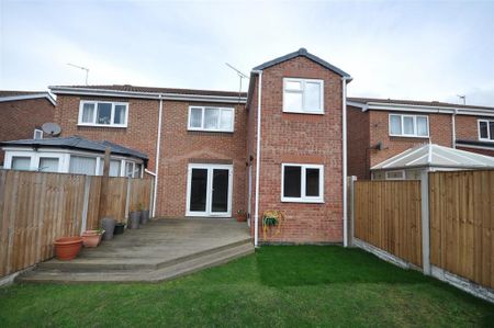 4 bedroom semi-detached house to rent - Photo 5