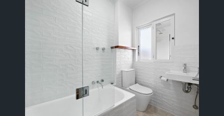 Beautifully Renovated Art Deco Apartment in Prime Location! - Photo 3