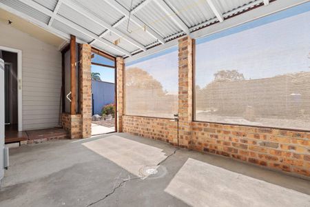 NEAT 3 BEDROOM HOME!! - Photo 4