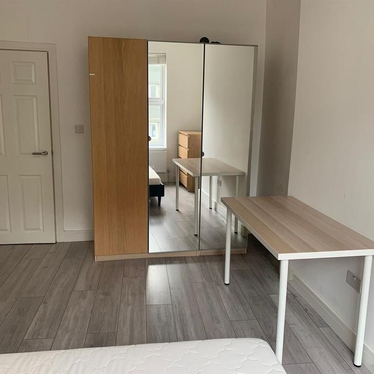 3 bedroom flat to rent - Photo 1