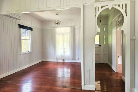 Spacious Dual-Level Family Home with 6 Bedrooms – Newly Renovated Downstairs - Photo 4