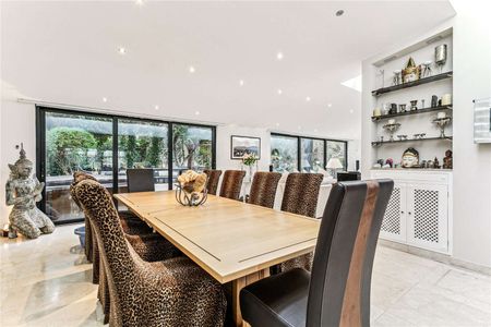 SHORT LET: A fantastic house offering fabulous lateral space and off-street parking. - Photo 5