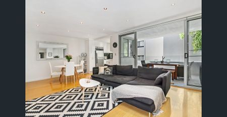 Unique & Stylish Apartment - Photo 2