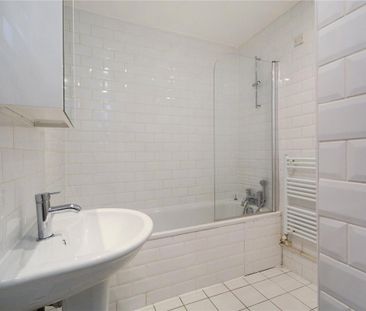 2 bedroom flat in Highbury - Photo 1