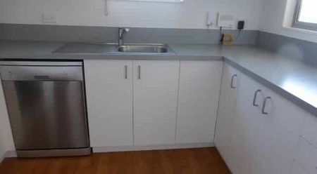 ** TWO BED MODERN APARTMENT ** - Photo 2