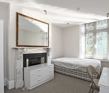 Stylish 4-Bed Ensuite Student House on Vibrant Ecclesall Road - Photo 2