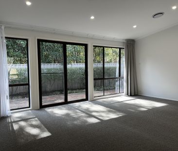 Beautifully Renovated three Bedroom Townhouse - Photo 1