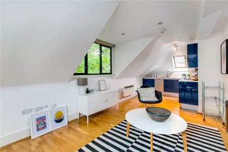 2 bedroom flat in London - Photo 4