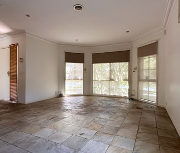 1 Park View Dr, Carnegie - Photo 2