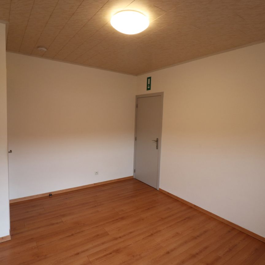 Een ruim appartement op de verdieping met 2 slaapkamers, terras en autostaanplaats. - Foto 1