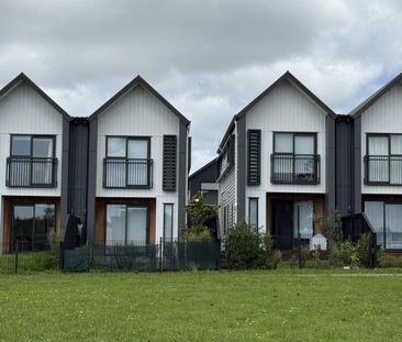 Modern 3-Bedroom Townhouse Backing onto Park - ... - Photo 4