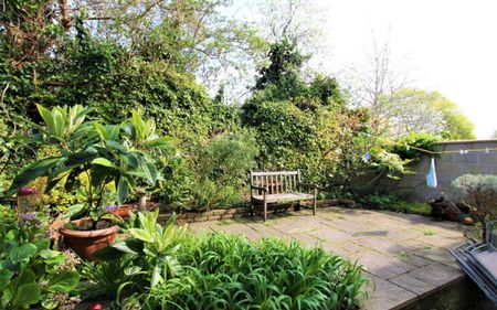 A lovely three bedroom mid-terrace house in the heart of St. Werburgh’s. Available on an unfurnished basis, open to three sharers! - Photo 2