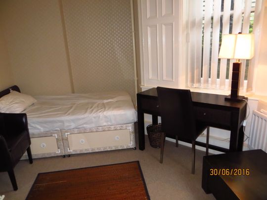 House share rooms for rent - Photo 1