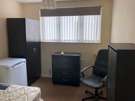 1 bedroom in a house share to rent - Photo 2