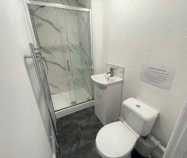 Spare Bedroom// Modern Ensuite Property// Available Now, LN5 - Photo 6