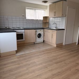 Studio Flat, Handcross Road, LU2 - Photo 2