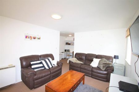 2 bedroom flat to rent - Photo 2