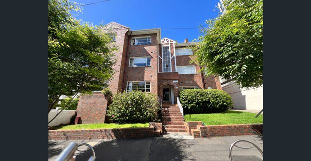 A Rare Ground-Floor Gem in Iconic ‘Hayling’ – Steps from Fitzroy Gardens & Spring Street - Photo 1