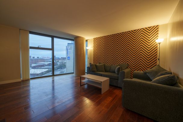 Two-bedroom apartment in the prestigious West Tower, Liverpool - Photo 1