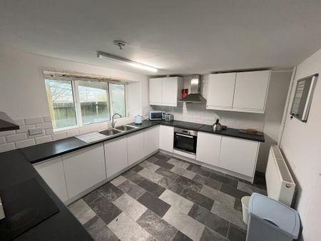 1 bedroom in a house share to rent - Photo 3